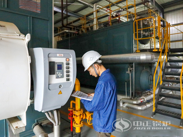 中正鍋爐技術人員在記錄鍋爐運行參數