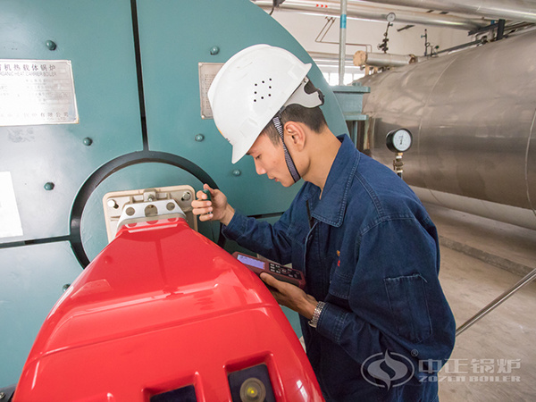 中正鍋爐服務人員調試燃燒器